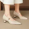 Sapatos de salto alto Mary Jane femininos, de pele de carneiro de camada superior, elegantes e sofisticados, bico fino, corte baixo, salto fino, adequados para combinar com saias