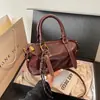 Bolsa tote transfronteiriça de alta qualidade, estilosa e versátil, uma bolsa de ombro e crossbody feminina retrô e moderna, uma bolsa quadrada de mão de alta qualidade