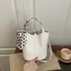 Bolso Cubo de Seda de Alta Gama 2026 Otoño e Invierno Nuevo Estilo Simple Versátil Moda Casual Bolso de Hombro Cruzado de Mano