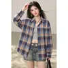 Nova camisa feminina de manga longa com estampa xadrez em cores retrô color-blocking com letras, gola de lapela, top casual versátil