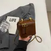 Bolso de mano popular de lujo ligero para mujer, bolso tipo caja de un solo hombro mate versátil, bolso cruzado mini con cadena