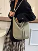 Bolso de hombro cruzado para mujer, nuevo, casual, estampado de leopardo, bolso tipo cubo de chica popular de moda, bolso de axila versátil y moderno