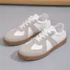 Novos sapatos femininos transfronteiriços para a primavera, tênis respiráveis em malha flyknit, tênis de treino alemães leves e confortáveis, sapatos casuais versáteis para estudantes