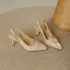Sandálias femininas de costas abertas com um design deslumbrante e elegante, bico fino, salto fino, novo estilo primavera-verão, sapatos de salto alto versáteis e confortáveis