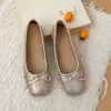 Sapatilhas estilo princesa com laço, sapatos baixos versáteis de bico quadrado para o outono de 2026, sapatilhas para todas as estações com solas macias, sapatos náuticos femininos