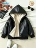 Directo del fabricante: Chaqueta de cuero transfronteriza para primavera/otoño para niños, con cuello mao pequeño, diseño a prueba de viento y un elegante look de chaqueta de motociclista