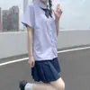 Conjunto de camisa branca e roxa com gola redonda e manga curta, estilo tailandês, saia plissada preta e azul marinho, gravata borboleta larga, roupa para foto escolar