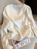 Camiseta Off-White Decotada Gola Redonda Manga Longa para Mulheres 2025 Outono e Inverno Nova Nicho Chic Manga Longa Top Tricotado Macio Encerado