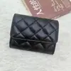 Carteira de Moedas Curta Estilo Chanel em Pele de Ovelha Moda Feminina 2024 Nova Multifuncional Compacta Porta-Moedas Armazenamento de Certificado
