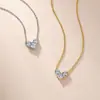 Colar de prata S925 com três pedras de moissanita para mulheres, apresentando um pingente triangular de corte brilhante, uma corrente leve e luxuosa em forma de V para a clavícula