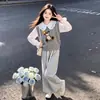 Roupa de outono estilo coreano para meninas: conjunto de colete de urso de desenho animado, camisa com gola de boneca e calça casual lisa simples