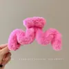 Presilha de cabelo de pelúcia em formato de peixe para outono e inverno para mulheres, luxo leve e toque de alta qualidade, tamanho grande para cabelos grossos, acessório de cabelo versátil tipo pinça de tubarão