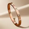 Pulsera de Acero de Titanio Cruzada Europea y Americana para Mujer Incrustada con Diamantes Estrella de Ocho Puntas Horno Electrochapado Oro Real 18K Pulsera de Acero Inoxidable que No se Desvanece