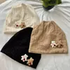 Bonito gorro posparto, adecuado para usar al dormir, diseñado para mujeres embarazadas con cabezas más grandes, proporciona protección contra el viento y tiene un diseño elegante y de alta calidad.