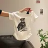 Camiseta Blanca de Manga Corta con Estampado de Cachorro, Hombro Descubierto para Mujer, Diseño de Verano con Top Plisado sin Hombros A12679