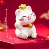 Miniatura fofa de gato da sorte segurando uma barra de ouro, acessório de decoração DIY, enfeite para mini carro