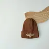 Chapéu de tricô infantil vintage com bordado de letra para outono e inverno, moderno e simples, gorro de tricô quente e protetor de orelhas unissex para bebê