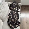 2026 Verão Novo Casual Afunilamento na Cintura Emagrecimento Novo Estilo Chinês Estampado Vestido Longo para Mulheres Atacado N5AQ8719