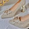 2025 Novo Salto Alto Pontudo Feminino Lantejoulas Francesas Vestido de Casamento Xiuhe Sapatos de Casamento de Noiva Salto Agulha Moda Sapatos de Camada Única