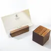 Portatarjetas de Madera Maciza de Nogal Negro Soporte Simple para Tarjetas de Asiento de Hotel Soporte para Tarjetas de Restaurante Base de Madera Maciza Soporte para Tarjetas Soporte para Porta Tarjetas de Presentación