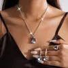Conjunto de três peças de anel, brincos e colar em forma de losango cravejado de diamantes com agulha de prata, moderno e versátil para o uso diário, acessórios de luxo leve e de alta qualidade