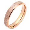 Anillo de estudiante esmerilado de 6 mm de moda transfronteriza, anillo de acero de titanio para amantes de la arena roja con red de oro rosa para mujer, venta al por mayor