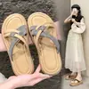 Pantuflas de mujer con plataforma gruesa y bloques de color, con una sensación de "caminar sobre excremento", nuevo modelo de verano 2025, adecuadas para combinar con faldas, chanclas antideslizantes para mujer
