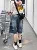 Shorts de mezclilla rotos con graffiti para mujer, estilo fino de verano, nuevos pantalones de cinco puntos de estilo americano 2026, talla grande, adelgazantes para mujeres de talla grande