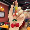 Llavero Creativo y de Moda con Bloques de Color y Cuentas, Totalmente Cubierto de Pedrería, Diseño de Fresa 3D, Lindo y Dulce, Accesorio de Alto Valor para Bolsos de Niñas