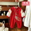 Macacão de bebê bordado com fênix estilo chinês, design falso de duas peças, macacão de bebê com gola alta para engatinhar, laço de nó de bolha, roupa de aniversário de um ano