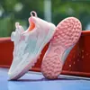 Novos sapatos de futebol infantis para meninos com velcro e travas, adequados para competição e treino de alunos do ensino fundamental, sapatos de malha antiderrapantes no atacado para meninas
