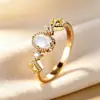 Anillo de banda fina de coloridas gemas en degradado de estilo suave Anillo de banda fina Anillo de banda fina Ovalado nácar combinado con circón amarillo Joyería de mano exquisita de nicho para el día a día