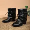 2026 Botas de Tacón Alto Estilo Nuevo Punta Puntiaguda Remache Pierna Ancha, Otoño Vintage Transfronterizas Tallas Grandes Tacón Grueso Plisadas Acampanadas para Mujer