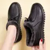 Nueva colección de invierno 2026 estilo chino: Zapatos de algodón para mujer, forrados de polar, con suela suave, cómodos y cálidos, para madres, con un diseño plano adecuado para mujeres de mediana edad.