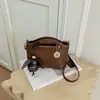 Bolsa pequena transfronteiriça super popular para mulheres, nova coleção 2026, design de nicho, bolsa de ombro tipo balde estilosa e versátil, bolsa de ombro e bolsa transversal