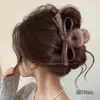 Presilha de cabelo de pelúcia cor de café estilo coreano, um acessório de cabelo sofisticado e versátil para mulheres, tamanho grande, realça o volume do cabelo, estilo presilha de tubarão