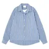 Camisa de manga larga con cuello y rayas verticales en tonos marrones vintage, corte holgado texturizado y hombros caídos, estilo casual americano, a la moda tanto para hombres como para mujeres