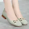 Zapatos de Cuero Ligeros y Suaves de Suela Baja con Tacón Bajo y Punta Cuadrada, Populares en Primavera y Otoño, Estilo Coreano Versátil, Adecuados para Combinar con Faldas, con Hebilla Metálica y Diseño de Boca Baja