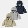 Chaqueta softshell para niños, colección otoño 2026, prenda exterior ligera con capucha, chaqueta casual con cremallera y estampado de letras para niños