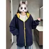 Sudadera con capucha de bloques de color retro, una prenda exterior otoñal elegante y sofisticada para parejas, con un diseño limpio y moderno.