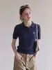 Camiseta de Punto Retro Azul Marino con Cuello Polo para Mujer, Verano Estilo Universitario Adelgazante Bordada Trenzada de Manga Corta Cintura Ceñida