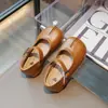 Sapatos retrô de couro estilo britânico para meninas 2026 primavera e outono novos sapatos de bico dividido com sola macia antiderrapante sapatos estilosos de princesa sapatos de um só