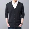 Suéter cárdigan para hombre para otoño e invierno, color liso, cuello en V abotonado, venta al por mayor de fabricante de comercio exterior, chaqueta suéter para hombre, 510 gramos
