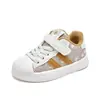 Tênis infantis estilo alemão, modelos de primavera e outono, sapatos de biqueira em concha com sola macia para meninos e meninas, tênis para bebês aprenderem a andar, tênis esportivos brancos para crianças pequenas