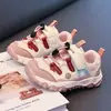 Zapatos de papá para niñas, nueva colección de otoño 2026, zapatillas deportivas de malla transpirable con correas de velcro, zapatos ligeros y casuales para niños y preadolescentes