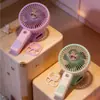 Ventilador de Escritorio para Estudiante con Base, Diseño de Dibujos Animados, Ajustable en Tres Velocidades, Ventilador Portátil Recargable por USB, Logo Personalizable