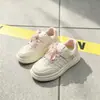 Estilo nuevo 2026, tallas 27-37, zapatos casuales y tenis populares de piel para niños, con suelas suaves de goma EVA