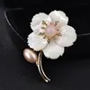 Broche, Corsage de Nicho de Alto Padrão, Luxo Acessível, Flor de Concha, Alfinete de Roupa, Fivela de Lenço de Seda, Acessórios de Casaco com Pérolas Atacado