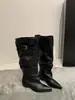 Bota Puntiaguda Plisada Chuyuji Modelo Nuevo Primavera 2026 Caña Ancha Hebilla de Cinturón Botas Largas Botas de Montar de Tubo Alto