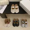 Meias-calçados Fechadas Populares Estilo Coreano com Solado Grosso Vazado Respirável para Mulheres, Novo Modelo Verão 2026, Sandálias Perfuradas Estilo Birkenstock para Uso Externo